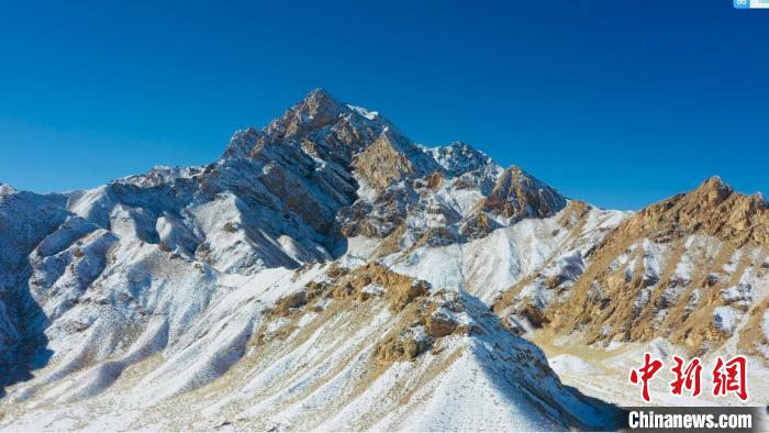 圖為山川被白雪覆蓋，與藍(lán)天相互呼映?！《继m縣融媒體中心供圖