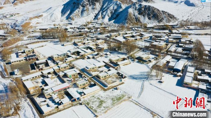 圖為鄉(xiāng)村被白雪覆蓋。　都蘭縣融媒體中心供圖