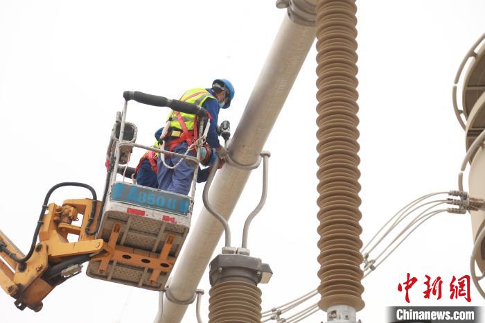 圖為國(guó)網(wǎng)青海超高壓公司變電檢修人員正在開(kāi)展設(shè)備檢修工作?！≈煲闳?攝