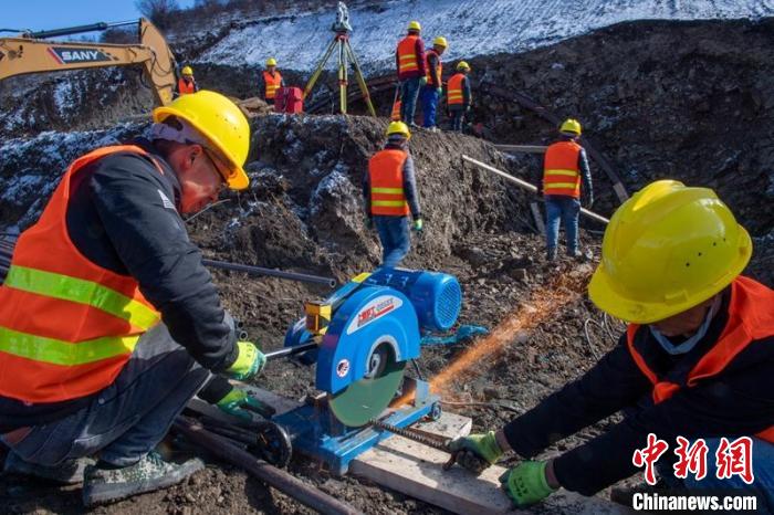 西成高鐵紅原2號隧道出口忙碌的工人師傅?！⒅铱?攝