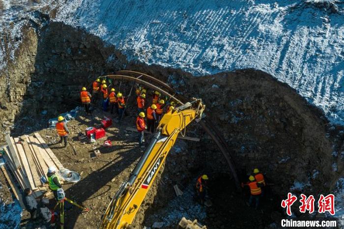 西成高鐵紅原2號隧道出口工人師傅正在進行導向墻、管棚施工作業(yè)。　劉忠俊 攝