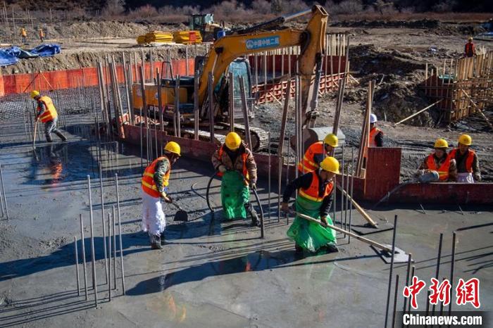 川主寺鎮(zhèn)牧場村西成高鐵1號拌合站工人師傅正在進行駐地、拌合站澆筑施工作業(yè)。　劉忠俊 攝
