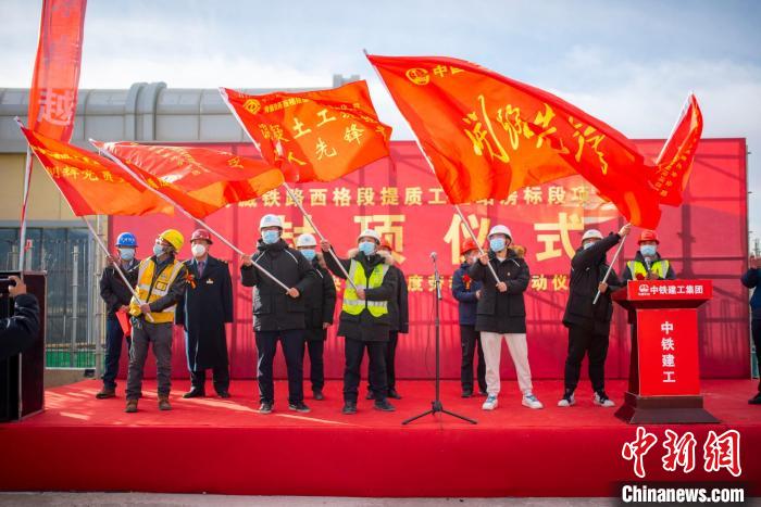 圖為封頂儀式現(xiàn)場?！『茽柾?攝