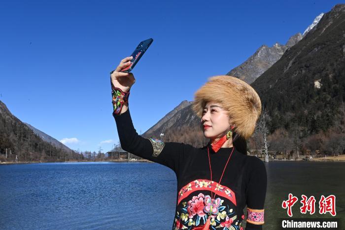 游人在畢棚溝景區(qū)拍照留念?！“苍?攝