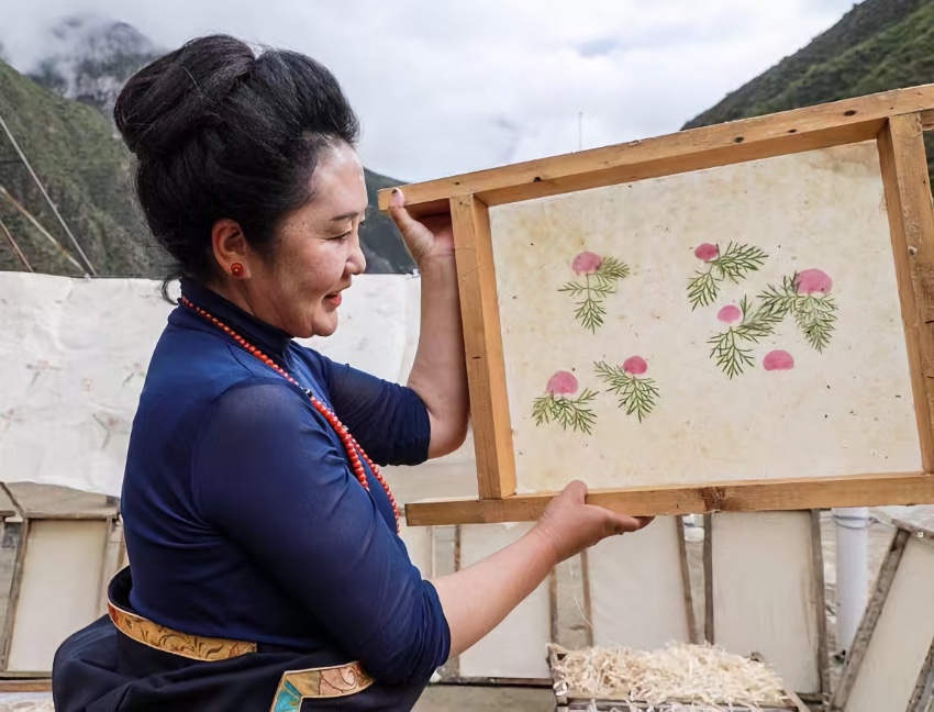 充巴傳統(tǒng)藏紙。德格縣融媒體中心供圖