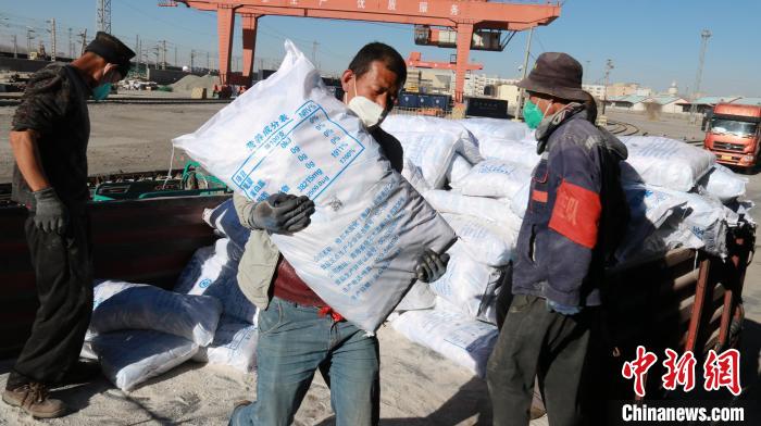 圖為裝卸人員將食鹽從汽車倒裝到火車上?！±钌?攝