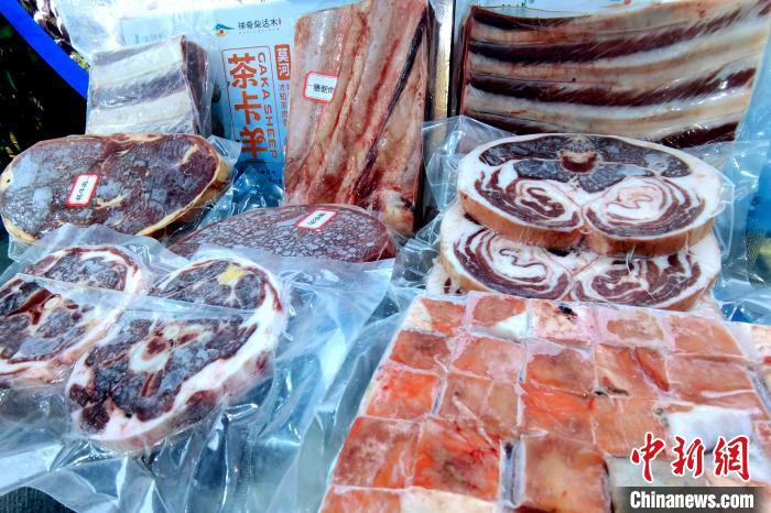 圖為前來(lái)參展的柴達(dá)木肉類?！±铍h 攝