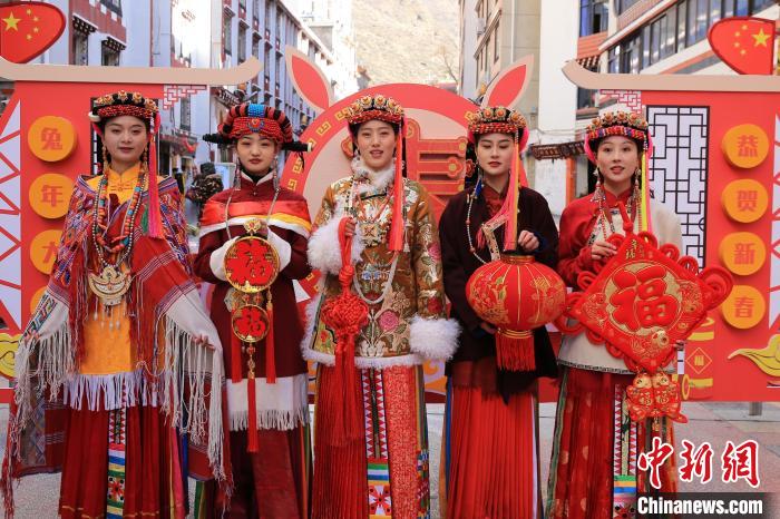 丹巴美女送祝福，迎新年?！±钣腊?攝