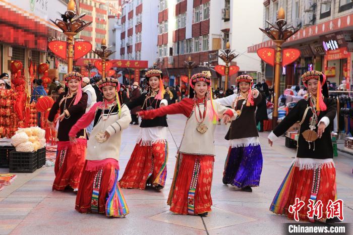 丹巴女孩在街頭跳起歡快歌舞迎接新年到來(lái)?！〖o 攝