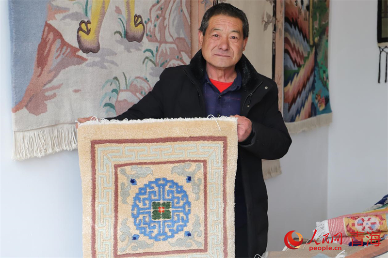 楊永良展示作品。人民網 況玉攝