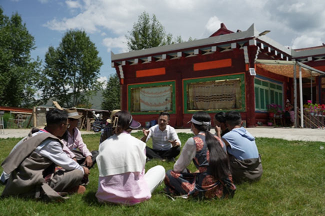 趙奎深入爐霍縣鄉(xiāng)村與藏族群眾開展座談。爐霍縣自然資源局供圖