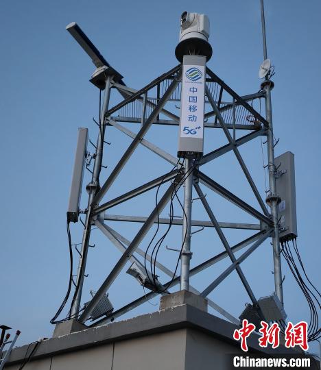 資料圖為建在龍羊峽湖區(qū)內(nèi)的5G基站?！∏嗪Ｒ苿?dòng)海南分公司供圖