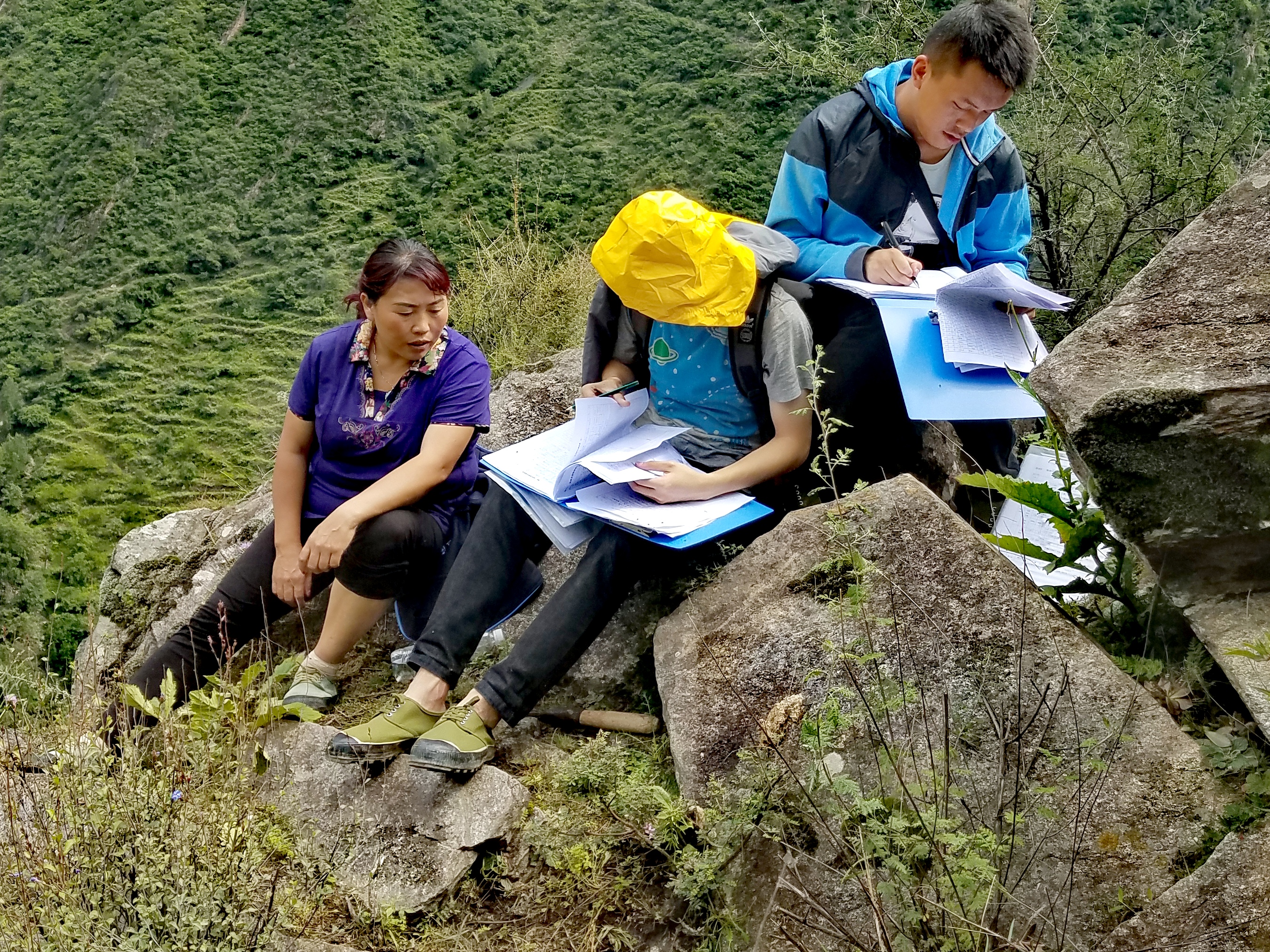 　2022年，余德春(左)協(xié)助排查震后地質(zhì)災(zāi)害隱患點(diǎn)。(圖為余德春提供)