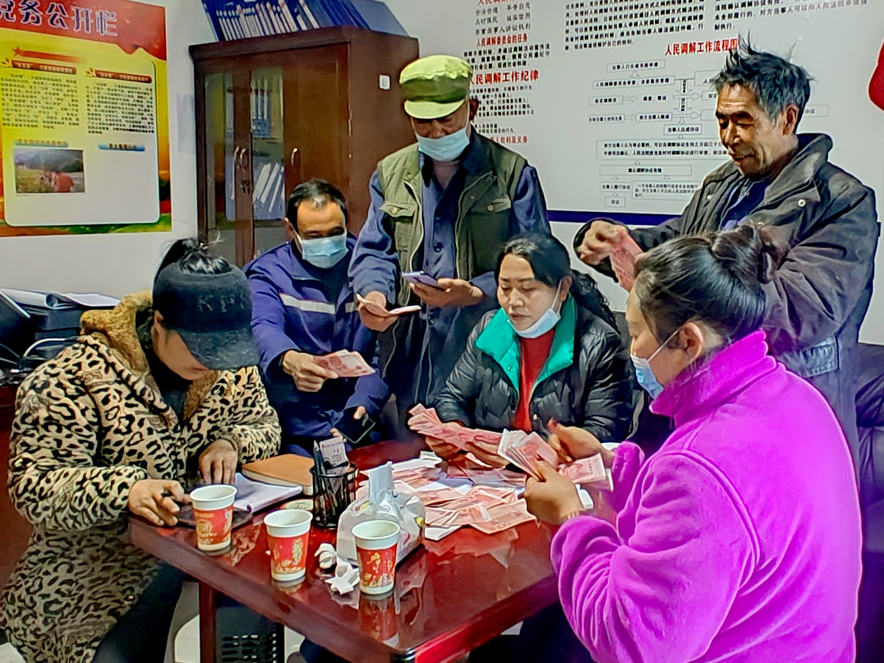 2022年，余德春給村民分紅。(圖為余德春提供)