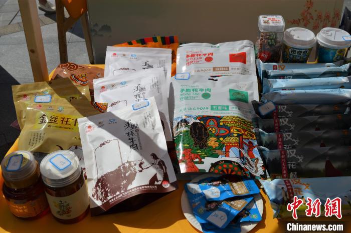 推介活動(dòng)上的農(nóng)特產(chǎn)品展示?！≈炝杞?攝