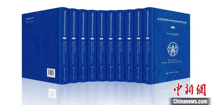 圖為青海果洛州藏醫(yī)專家桑德才讓擔(dān)任主編的《藏醫(yī)傳染性疾病文獻(xiàn)集成》?！∈茉L者 供圖