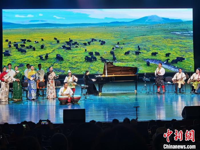 圖為演出現(xiàn)場(chǎng)?！∨擞隄?攝