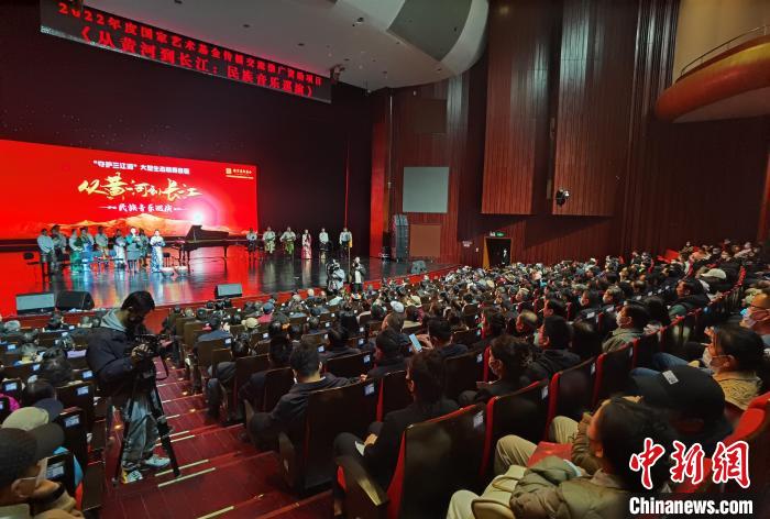 圖為演出現(xiàn)場(chǎng)?！∨擞隄?攝