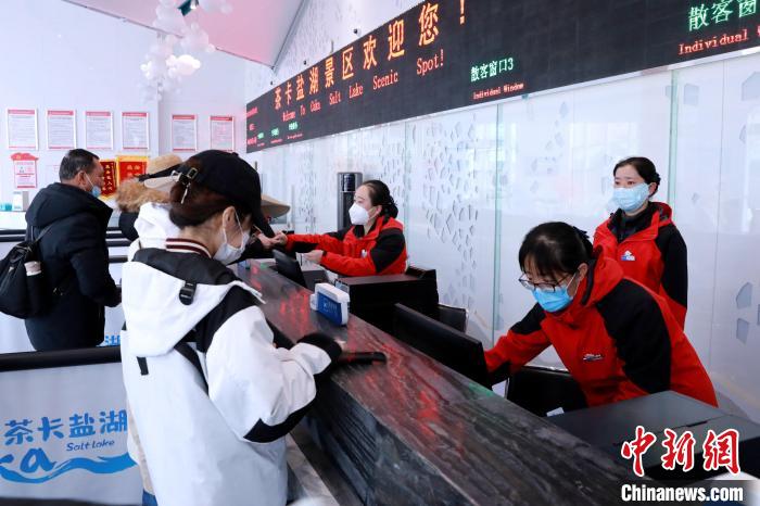 圖為茶卡鹽湖景區(qū)開(kāi)園迎客。　王生榮 攝