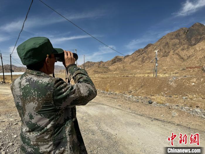 圖為文物保護(hù)員費(fèi)生平正在巡查?！±铍h 攝