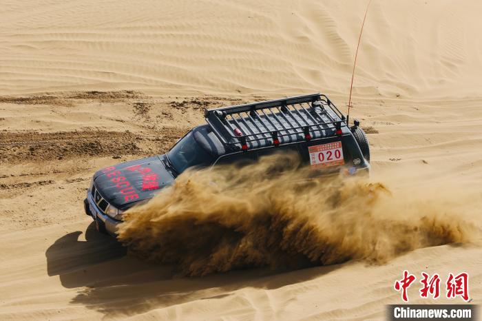 圖為高原沙漠機(jī)車越野挑戰(zhàn)賽現(xiàn)場?！≠F南縣委宣傳部供圖