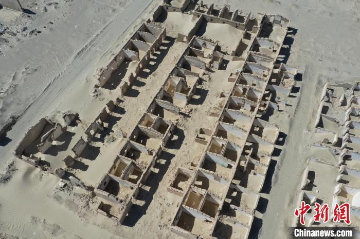 航拍青海省海西蒙古族藏族自治州茫崖市冷湖石油工業(yè)遺址保護(hù)區(qū)。　馬銘言 攝