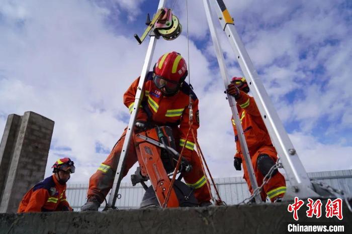 圖為地震實戰(zhàn)拉動現(xiàn)場，參演人員正在進行垂直救援項目?！∮駱湎拦﹫D