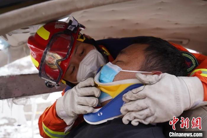 圖為地震實戰(zhàn)拉動現(xiàn)場，參演人員正在進行車輛事故救援項目?！∮駱湎拦﹫D