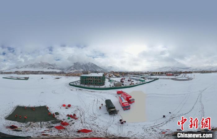 圖為地震實戰(zhàn)演練現(xiàn)場全景?！∮駱湎拦﹫D