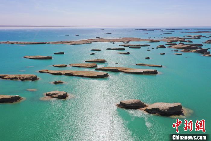 航拍青海大柴旦烏素特水上雅丹奇特景觀?！●R銘言 攝