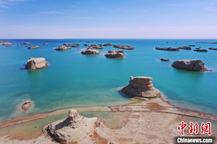 航拍青海大柴旦烏素特水上雅丹奇特景觀。　馬銘言 攝