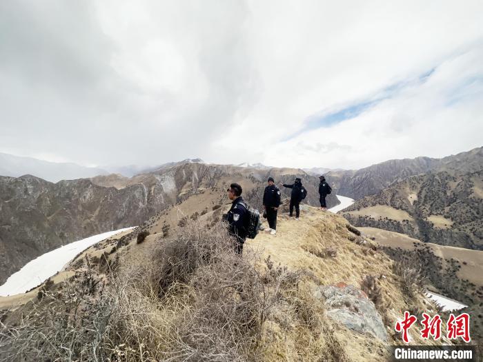 圖為曲麻萊縣崗當(dāng)村的生態(tài)管護(hù)人員開展巡護(hù)?！《“瓦_(dá)杰 攝