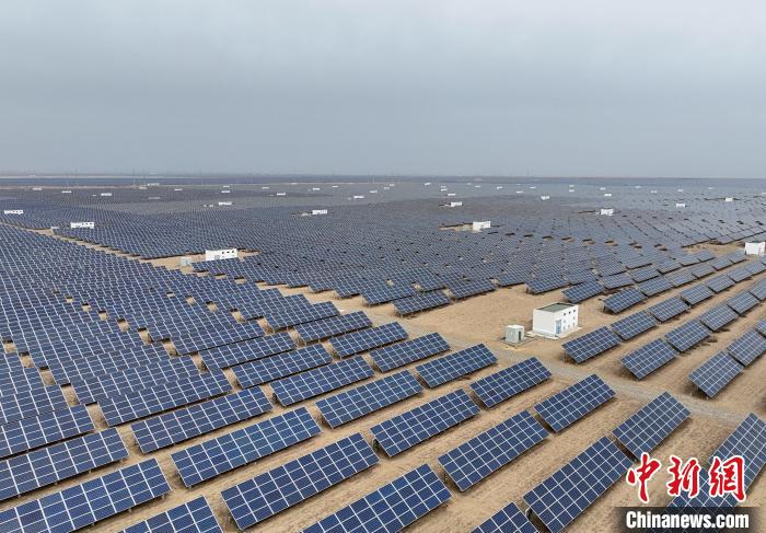 圖為航拍青海省海南藏族自治州共和縣塔拉灘光伏產(chǎn)業(yè)園?！∑钤鲚?攝