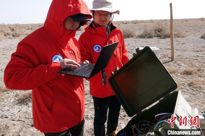格爾木草地站，青藏科考隊(duì)員采集觀測數(shù)據(jù)?！?lt;a target='_blank' href='/'><p  align=