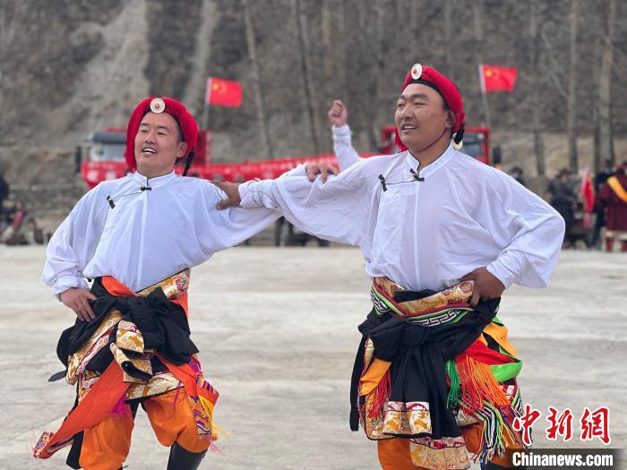 圖為當(dāng)?shù)厝罕娬寡莘沁z類歌舞文化?！±罱瓕?攝