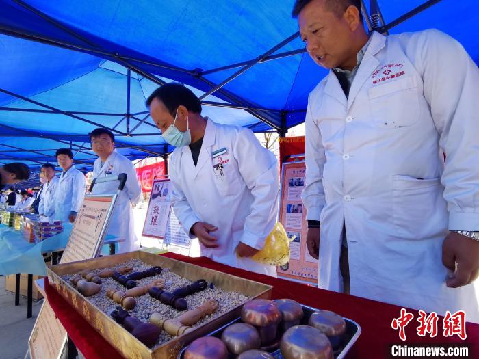 圖為青海省循化縣的國家級(jí)非遺項(xiàng)目尤闕療法的器械展示?！?zhí)砀?攝