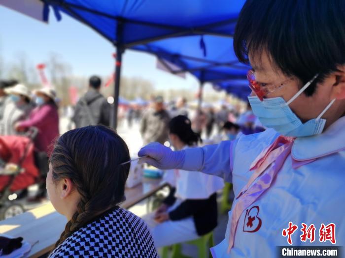 圖為刮痧?！?zhí)砀?攝