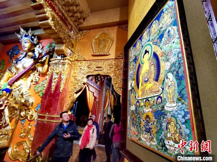 圖為仁俊畫院內(nèi)的唐卡?！?zhí)砀?攝