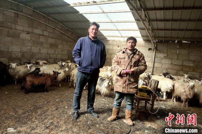 圖為華公太(左)走訪牧民生產(chǎn)生活情況?！〔彭?xiàng)什姐 攝