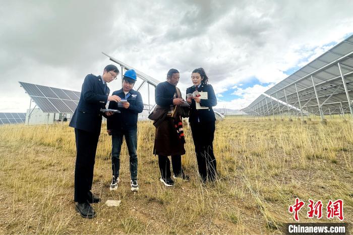 圖為稅務干部上門開展稅費輔導?！》劫F龍 攝