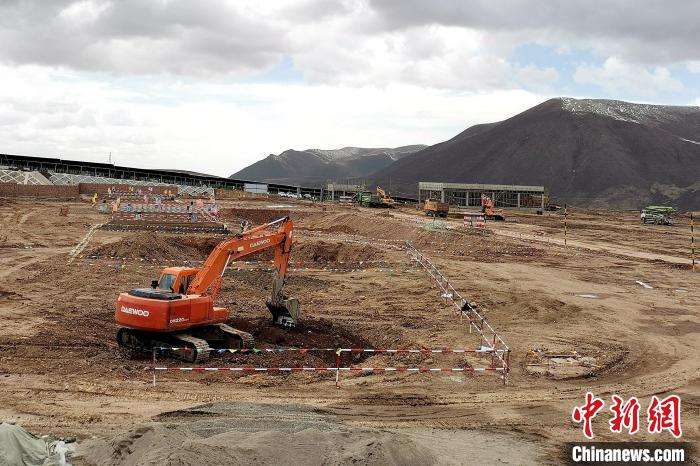 圖為光伏發(fā)電項目施工區(qū)正在抓緊施工?！±铍h 攝