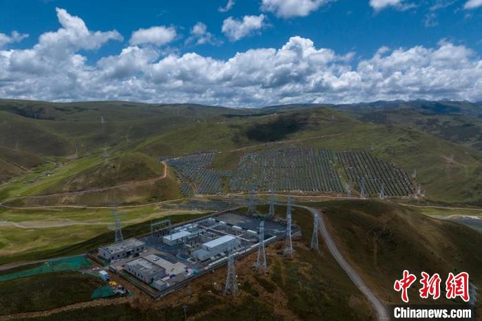 航拍建成投運(yùn)的柯拉一期光伏電站升壓站?！⒅铱?攝