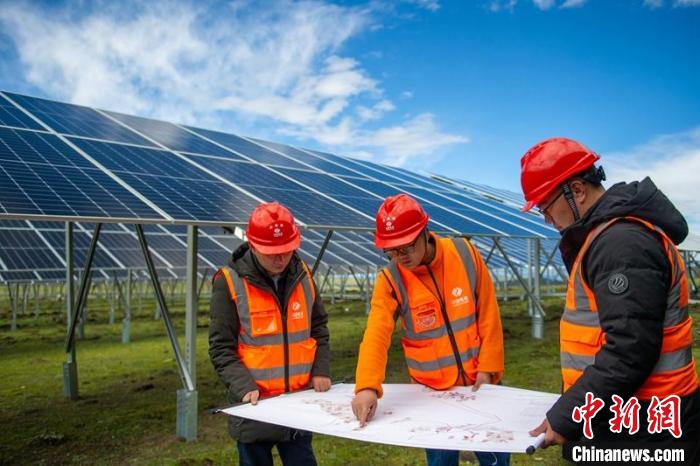 施工技術(shù)人員正在認(rèn)真核查柯拉一期光伏電站相關(guān)設(shè)計(jì)數(shù)據(jù)等?！⒅铱?攝