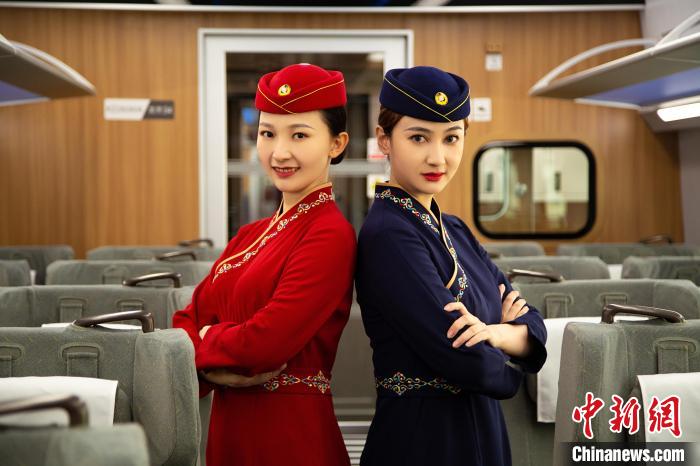 圖為整體色彩以“深藏青”和“喇嘛紅”為主調的西格段“復興號”動車組乘務員新制服?！±罾?攝