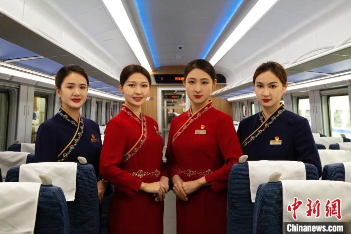 圖為整體色彩以“深藏青”和“喇嘛紅”為主調的西格段“復興號”動車組乘務員新制服。　李磊 攝