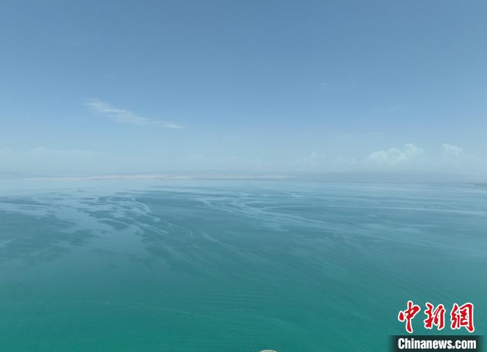 圖為航拍仲夏時(shí)節(jié)，青海湖水天一色?！∑钤鲚?攝