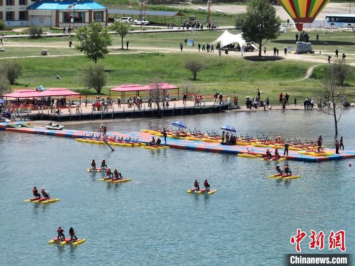 圖為航拍游客青海湖二郎劍景區(qū)體驗(yàn)娛樂項(xiàng)目?！∑钤鲚?攝