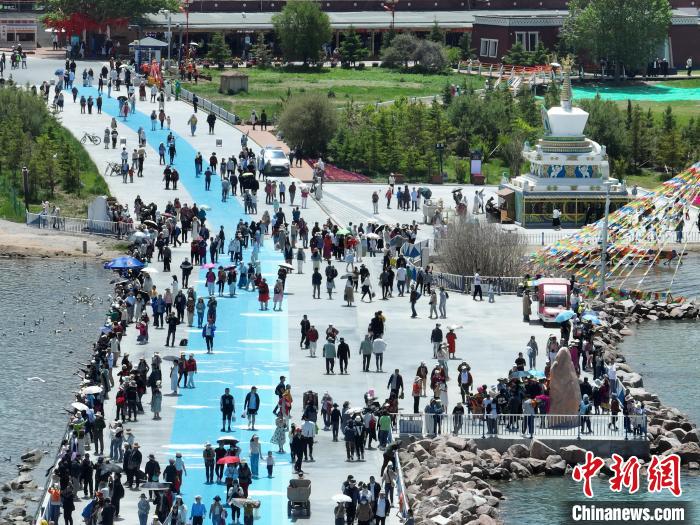 圖為航拍青海湖二郎劍景區(qū)游客眾多?！∑钤鲚?攝