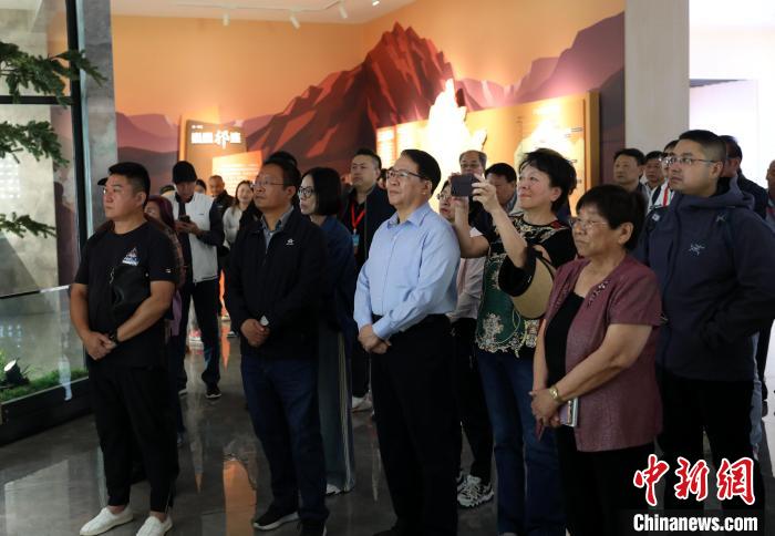 圖為臺商參訪祁連山國家公園生態(tài)科普館?！⊙Φ?攝