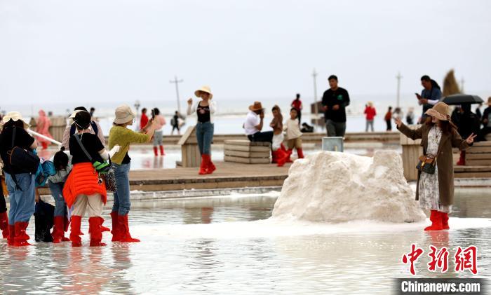圖為游客在茶卡鹽湖拍照?！⊙Φ?攝